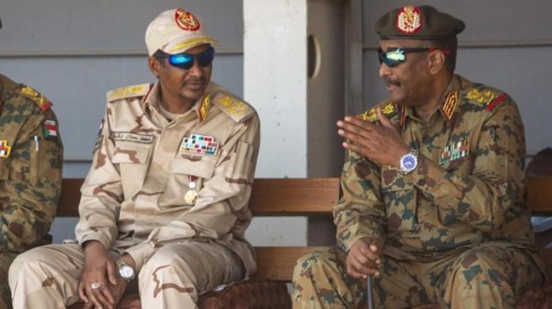 ميدل إيست آي: الصراع بين البرهان وحميدتي يهدد أمن السودان